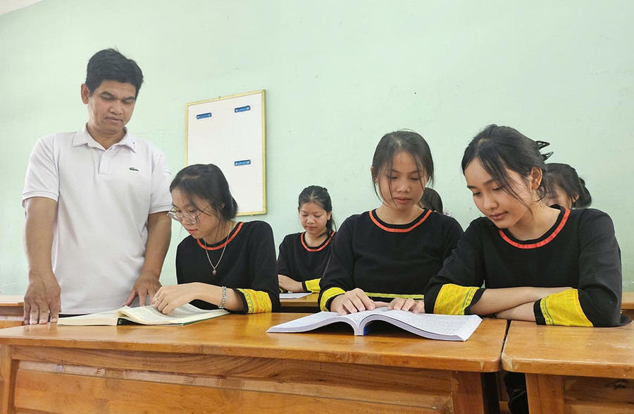 Thầy Rmah Kmlă (bìa trái)-Phó Hiệu trưởng Trường Phổ thông Dân tộc Nội trú tỉnh nỗ lực vì sự nghiệp giáo dục học sinh dân tộc thiểu số. Ảnh: Mộc Trà Thầy Rmah Kmlă (bìa trái)-Phó Hiệu trưởng Trường Phổ thông Dân tộc Nội trú tỉnh nỗ lực vì sự nghiệp giáo dục học sinh dân tộc thiểu số. Ảnh: Mộc Trà