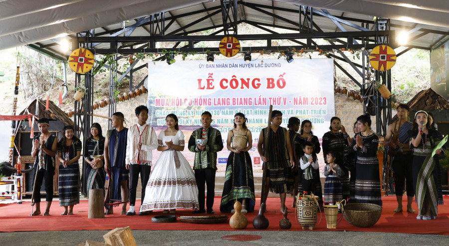 Đội thi của xã Đạ Sar đoạt giải nhất Hội thi Trang phục truyền thống các dân tộc Đội thi của xã Đạ Sar đoạt giải nhất Hội thi Trang phục truyền thống các dân tộc