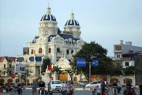 Tòa lâu đài tại số 9 Lê Hồng Phong (Hải Phòng) của đại gia Phát dầu. Tòa lâu đài tại số 9 Lê Hồng Phong (Hải Phòng) của đại gia Phát dầu.