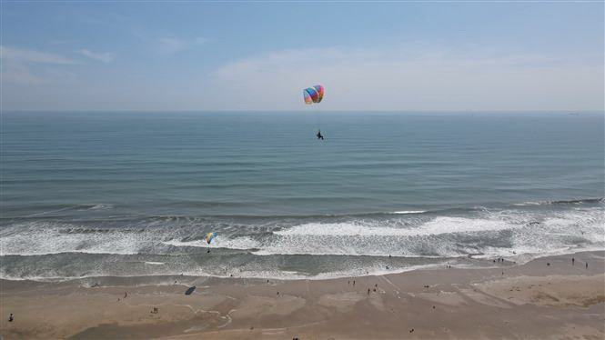 Bà Rịa-Vũng Tàu hướng tới phát triển các sản phẩm dịch vụ thể thao giải trí trên biển tạo sự độc đáo, mới lạ thu hút du khách. (Ảnh: Huỳnh Sơn/TTXVN)