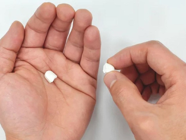 Tác hại nguy hiểm của nhai thuốc khi uống - Ảnh 1. Nhai hay nghiền nát một số loại thuốc cần uống nguyên viên có thể dẫn đến nguy hiểm. SHUTTERSTOCK