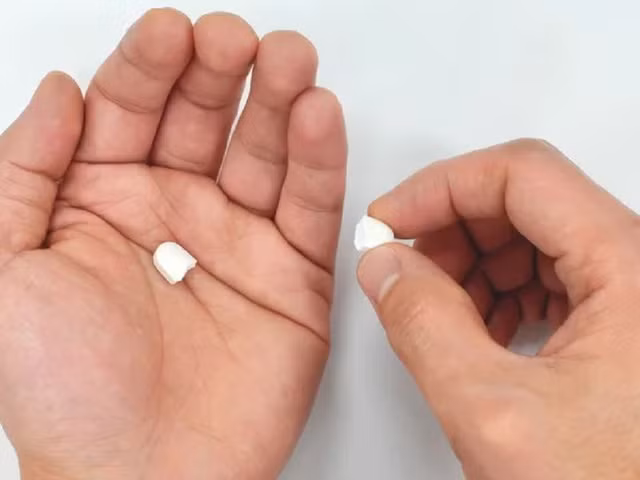 Nhai hay nghiền nát một số loại thuốc cần uống nguyên viên có thể dẫn đến nguy hiểm. SHUTTERSTOCK