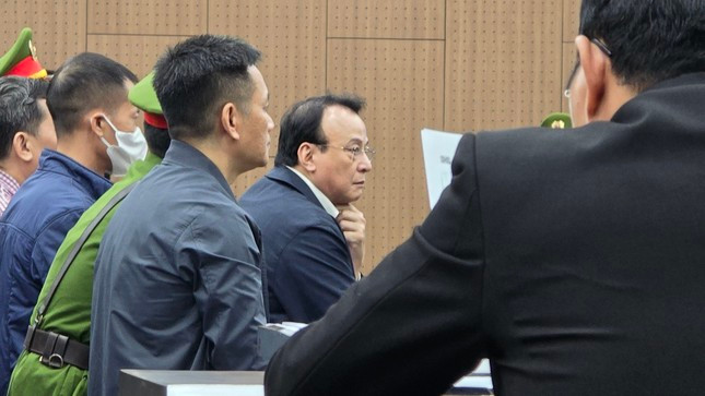 Bị cáo bên trong hội trường phòng xét xử. Bị cáo bên trong hội trường phòng xét xử.