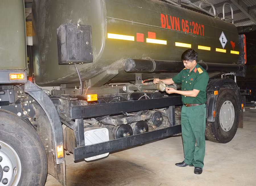 Thiếu tá quân nhân chuyên nghiệp Hoàng Đình Hình kiểm tra sáng kiến của mình khi áp dụng trên xe ô tô Kamaz. Ảnh: H.Q