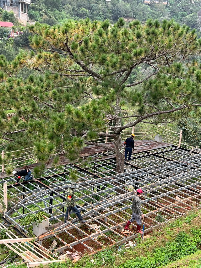 Đà Lạt: Cưỡng chế tháo dỡ cụm công trình nhà hàng, nhà nghỉ vi phạm xây dựng - Ảnh 2. Lực lượng chức năng tháo dỡ công trình xây dựng không phép tại Malakai. Ảnh: LV