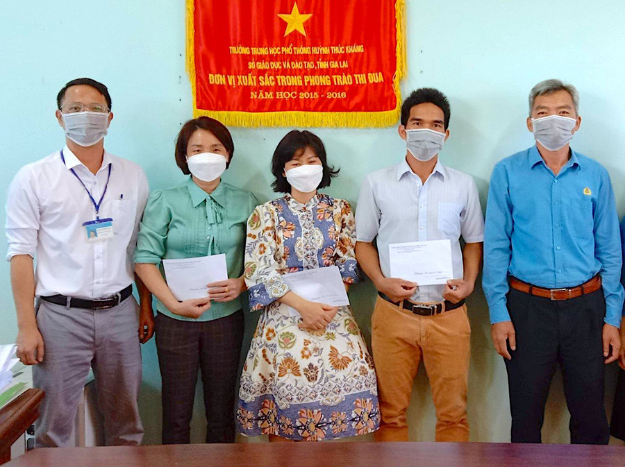 Ông Thái Văn Hùng-Chủ tịch Công đoàn ngành Giáo dục tỉnh thăm, tặng quà đoàn viên có hoàn cảnh khó khăn nhân dịp Tết Nguyên đán. Ảnh Mộc Trà