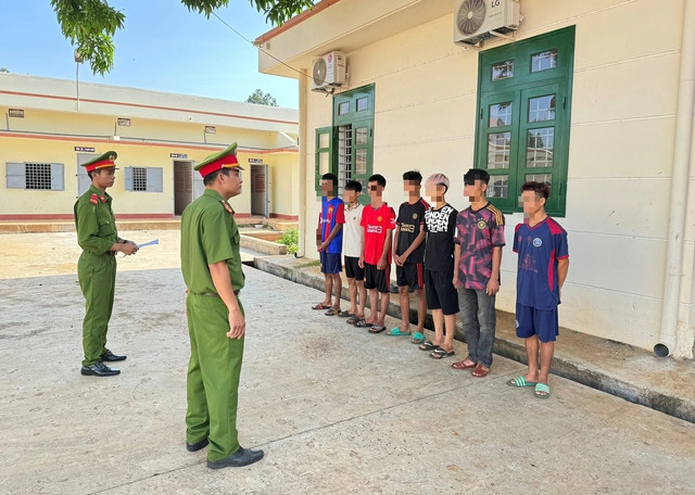 Cơ quan công an bắt giữ nhóm thanh niên để điều tra về hành vi hiếp dâm và không tố giác tội phạm. Cơ quan công an bắt giữ nhóm thanh niên để điều tra về hành vi hiếp dâm và không tố giác tội phạm.