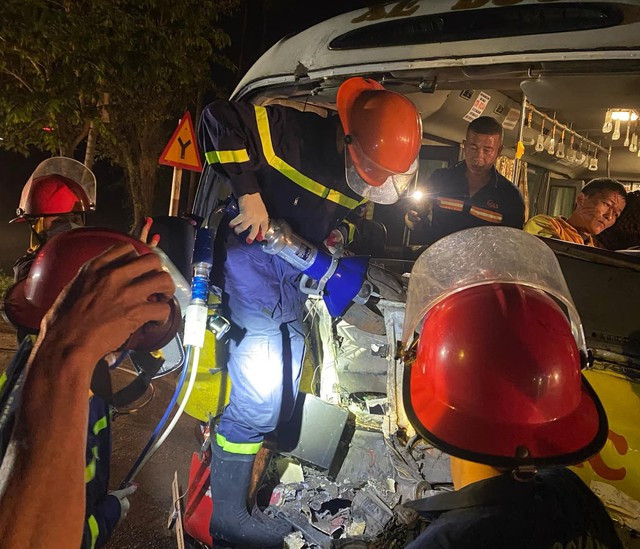 Lực lượng chức năng giải cứu một người đàn ông mắc kẹt trong xe buýt. Ảnh: Công an cung cấp Lực lượng chức năng giải cứu một người đàn ông mắc kẹt trong xe buýt. Ảnh: Công an cung cấp