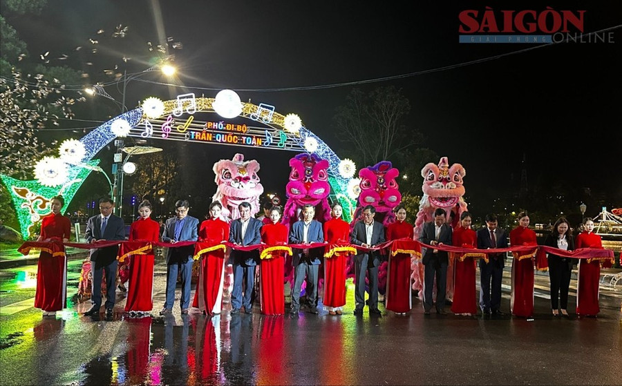 Lãnh đạo tỉnh Lâm Đồng và TP Đà Lạt cắt băng mở cửa phố đi bộ Trần Quốc Toản tối 7-6. Ảnh: ĐOÀN KIÊN Lãnh đạo tỉnh Lâm Đồng và TP Đà Lạt cắt băng mở cửa phố đi bộ Trần Quốc Toản tối 7-6. Ảnh: ĐOÀN KIÊN