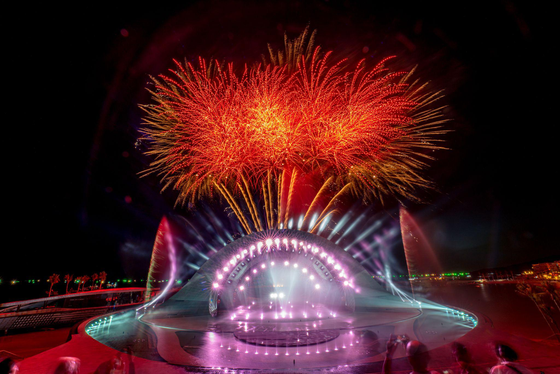 Show diễn Kiss the Star ngập trong ánh sáng pháo hoa tại Sunset Town. Ảnh: NGUYỄN MINH TÚ Show diễn Kiss the Star ngập trong ánh sáng pháo hoa tại Sunset Town. Ảnh: NGUYỄN MINH TÚ