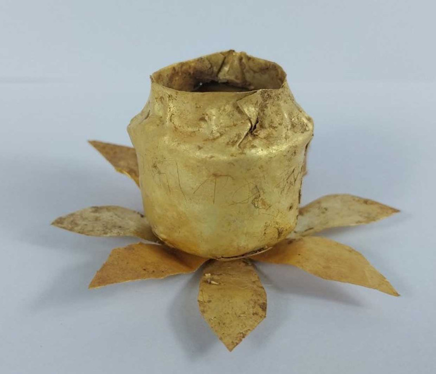 Bình Kamandalu đặt trên đóa hoa sen 8 cánh. Ảnh: Xuân Toản Bình Kamandalu đặt trên đóa hoa sen 8 cánh. Ảnh: Xuân Toản