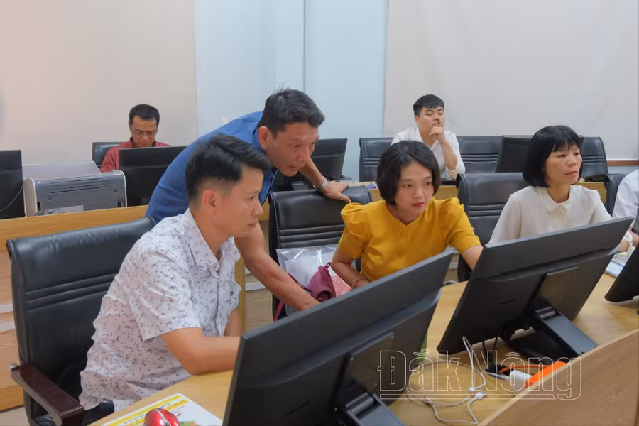 Thành viên đoàn công tác Báo Gia Lai được chia sẻ, thông tin về mô hình tòa soạn hội tụ Báo Đắk Nông