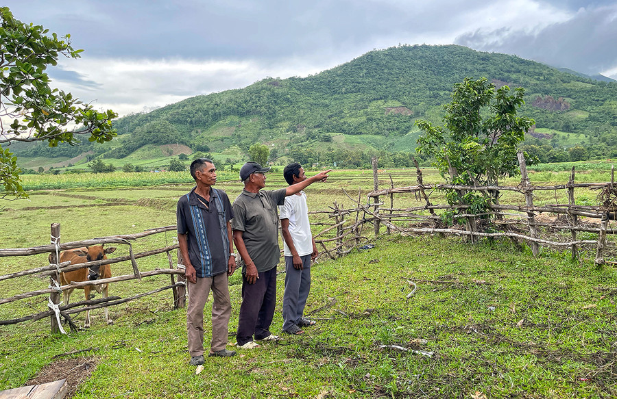 Buôn Ma Giai nằm gọn giữa thung lũng 4 bề là núi với sự khắc nghiệt về khí hậu, nhưng người Chăm H'roi trên vùng đất này kiên cường vượt qua khó khăn để gầy dựng cuộc sống mới. Ảnh: H.N Buôn Ma Giai nằm gọn giữa thung lũng 4 bề là núi với sự khắc nghiệt về khí hậu, nhưng người Chăm H'roi trên vùng đất này kiên cường vượt qua khó khăn để gầy dựng cuộc sống mới. Ảnh: H.N