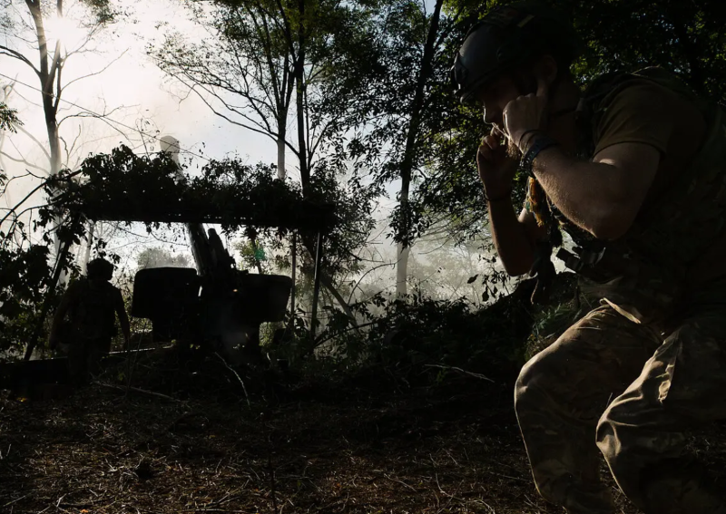 Một đơn vị pháo binh thuộc Lữ đoàn tấn công đường không độc lập số 95 đang bắn lựu pháo vào quân đội Nga đang tìm cách chiếm Toretsk. Ảnh: New York Times Một đơn vị pháo binh thuộc Lữ đoàn tấn công đường không độc lập số 95 đang bắn lựu pháo vào quân đội Nga đang tìm cách chiếm Toretsk. Ảnh: New York Times