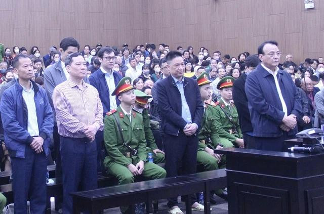 Bị cáo Đỗ Anh Dũng, Chủ tịch Tập đoàn Tân Hoàng Minh (bìa phải), cùng các bị cáo hầu tòa. Ảnh: Phúc Bình Bị cáo Đỗ Anh Dũng, Chủ tịch Tập đoàn Tân Hoàng Minh (bìa phải), cùng các bị cáo hầu tòa. Ảnh: Phúc Bình