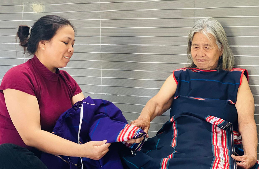 Sự học không bao giờ ngừng lại trong ngôi nhà của bà Nuh (làng Ia Nueng, xã Biển Hồ, TP. Pleiku). Ảnh: Trần Dung Sự học không bao giờ ngừng lại trong ngôi nhà của bà Nuh (làng Ia Nueng, xã Biển Hồ, TP. Pleiku). Ảnh: Trần Dung