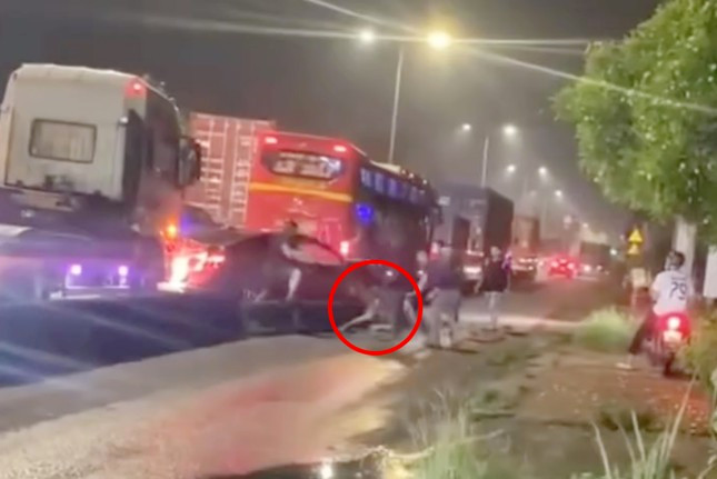 Lực lượng chức năng khống chế nam thanh niên trong ô tô. Ảnh: H.T.