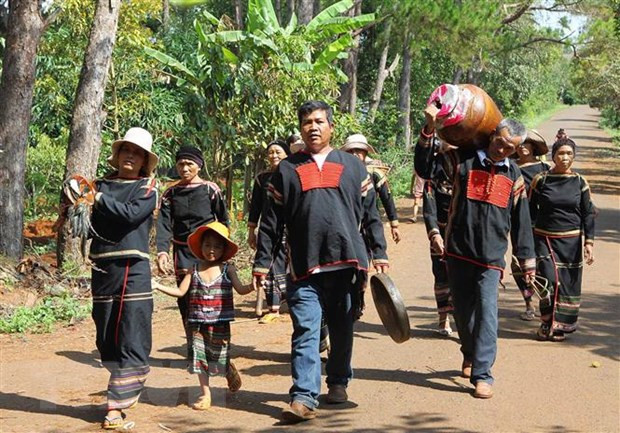 Trang phục truyền thống của người Ê đê. (Ảnh: Dương Giang/TTXVN) Trang phục truyền thống của người Ê đê. (Ảnh: Dương Giang/TTXVN)