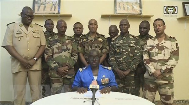 Đại tá Amadou Abdramane (ngồi), người phát ngôn của Hội đồng Quốc gia Bảo vệ Tổ quốc (CNSP) tại Niger, tuyên bố đảo chính trên truyền hình quốc gia ngày 26/7. (Ảnh: AFP/TTXVN) Đại tá Amadou Abdramane (ngồi), người phát ngôn của Hội đồng Quốc gia Bảo vệ Tổ quốc (CNSP) tại Niger, tuyên bố đảo chính trên truyền hình quốc gia ngày 26/7. (Ảnh: AFP/TTXVN)