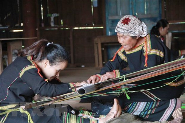 Nghệ nhân hướng dẫn lớp trẻ cách tạo nên các hoa văn thổ cẩm. (Ảnh: Phạm Cường/TTXVN) Nghệ nhân hướng dẫn lớp trẻ cách tạo nên các hoa văn thổ cẩm. (Ảnh: Phạm Cường/TTXVN)