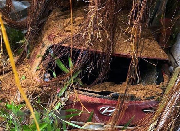 Xe ôtô tại Trạm Cảnh sát giao thông trên đèo Bảo Lộc bị vùi lấp. (Ảnh: TTXVN phát) Xe ôtô tại Trạm Cảnh sát giao thông trên đèo Bảo Lộc bị vùi lấp. (Ảnh: TTXVN phát)