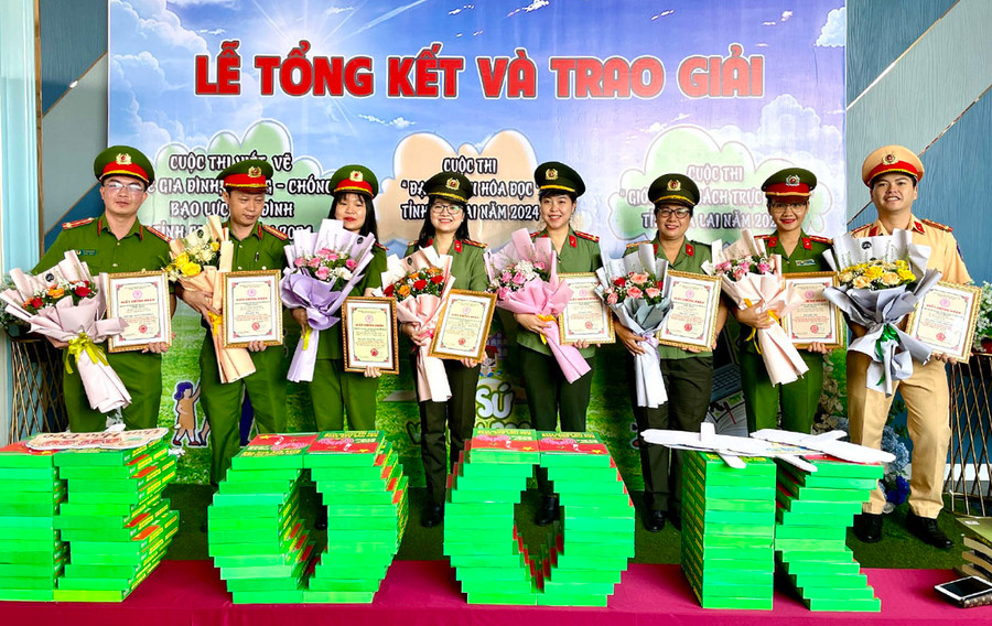 Tác giả Nay Ly Hương (thứ 3 từ phải sang) cùng các đồng nghiệp được trao giải tại cuộc thi tìm hiểu kiến thức pháp luật về gia đình và phòng-chống bạo lực gia đình. Ảnh: L.N Tác giả Nay Ly Hương (thứ 3 từ phải sang) cùng các đồng nghiệp được trao giải tại cuộc thi tìm hiểu kiến thức pháp luật về gia đình và phòng-chống bạo lực gia đình. Ảnh: L.N