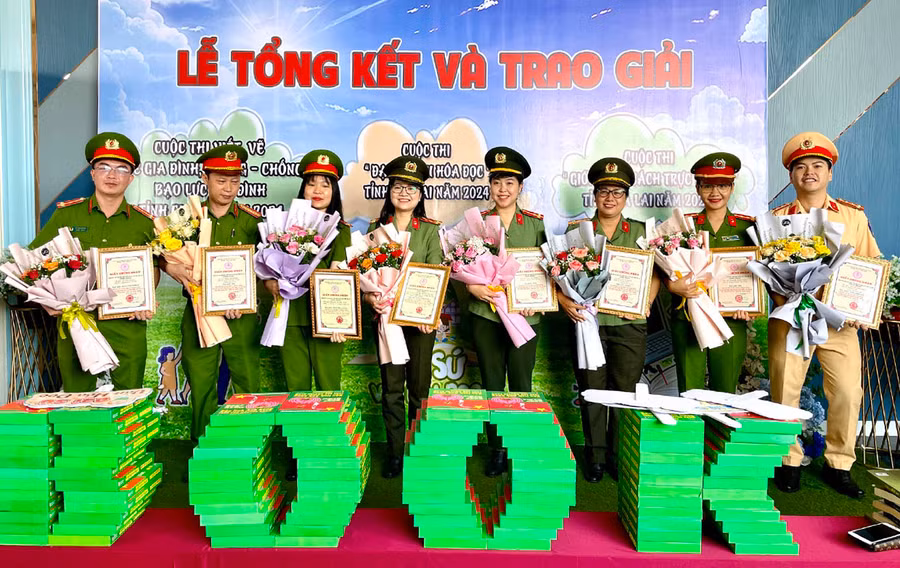 Tác giả Nay Ly Hương (thứ 3 từ phải sang) cùng các đồng nghiệp được trao giải tại cuộc thi tìm hiểu kiến thức pháp luật về gia đình và phòng-chống bạo lực gia đình. Ảnh: L.N