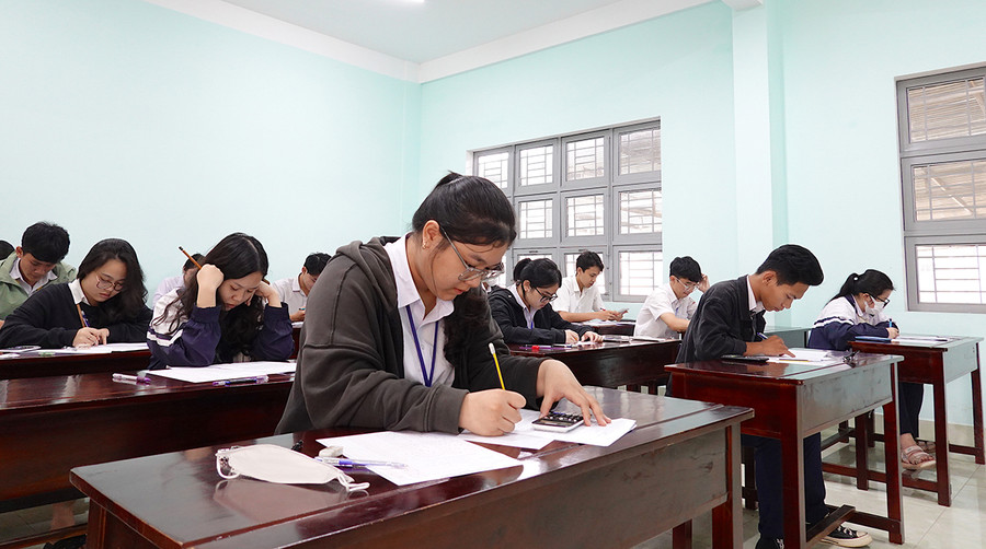 Học sinh Trường THPT Phan Bội Châu (TP. Pleiku) tham gia đợt thi thử tốt nghiệp lần thứ 2 do nhà trường tổ chức. Ảnh: Mộc Trà