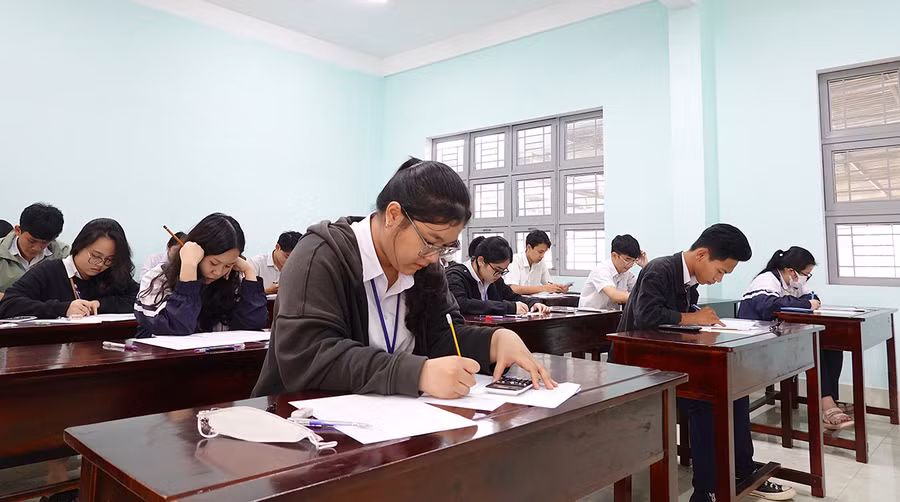 Học sinh Trường THPT Phan Bội Châu (TP. Pleiku) tham gia đợt thi thử tốt nghiệp lần thứ 2 do nhà trường tổ chức. Ảnh: Mộc Trà
