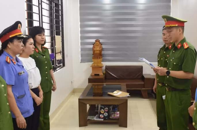 Thi hành lệnh khởi tố, bắt tạm giam Đỗ Thị Dung. Ảnh: Công an Thanh Hóa