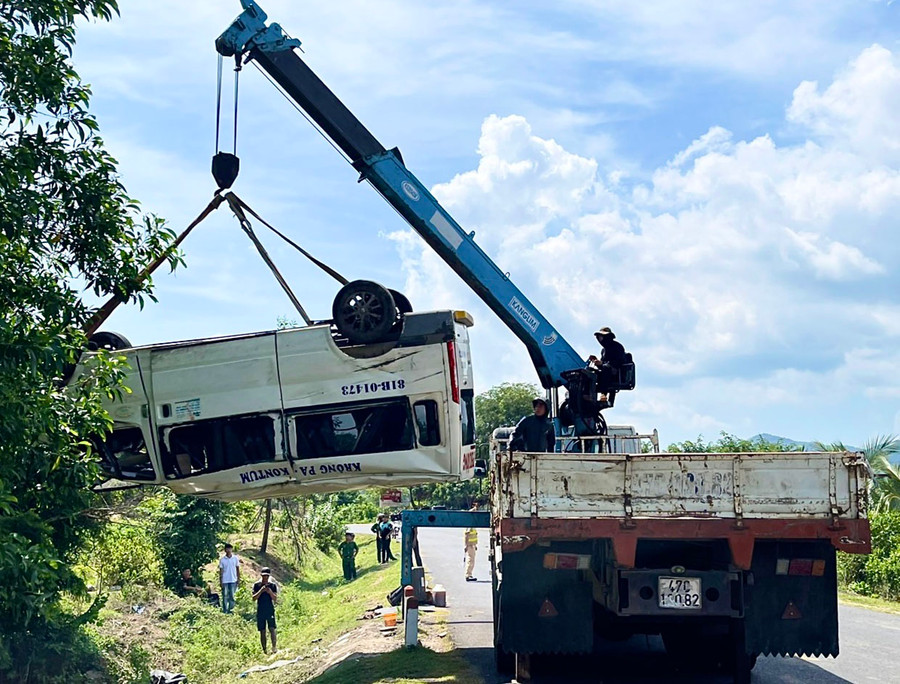 Lực lượng chức năng xử lý hiện trường vụ tai nạn do xe ô tô khách 16 chỗ BKS 81B-014.73 tự gây ra. Ảnh: M.P Lực lượng chức năng xử lý hiện trường vụ tai nạn do xe ô tô khách 16 chỗ BKS 81B-014.73 tự gây ra. Ảnh: M.P