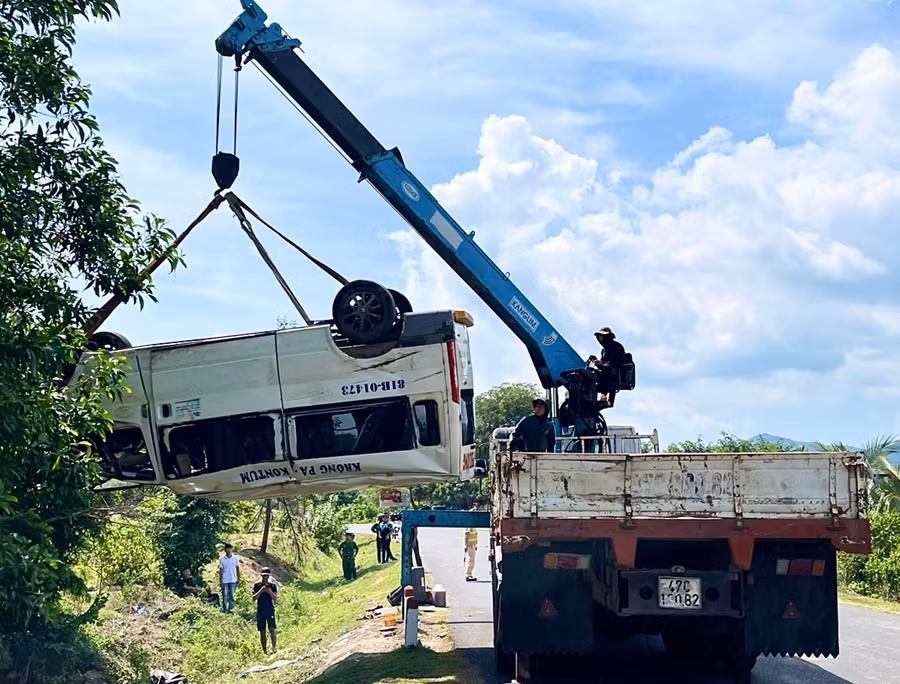 Lực lượng chức năng xử lý hiện trường vụ tai nạn do xe ô tô khách 16 chỗ BKS 81B-014.73 tự gây ra. Ảnh: M.P