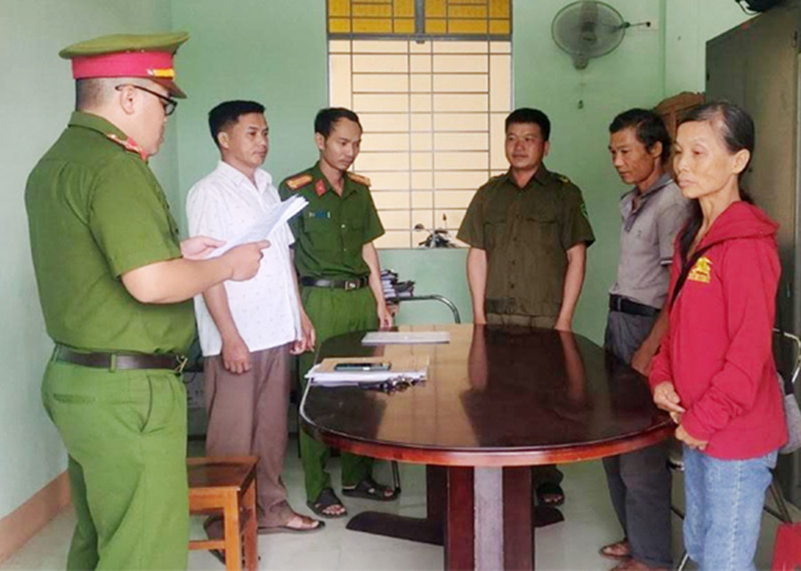 Đối tượng Thu (thứ 3 từ phải qua) bị khởi tố về hành vi sản xuất trái phép chất ma túy. Ảnh: Hải Sơn