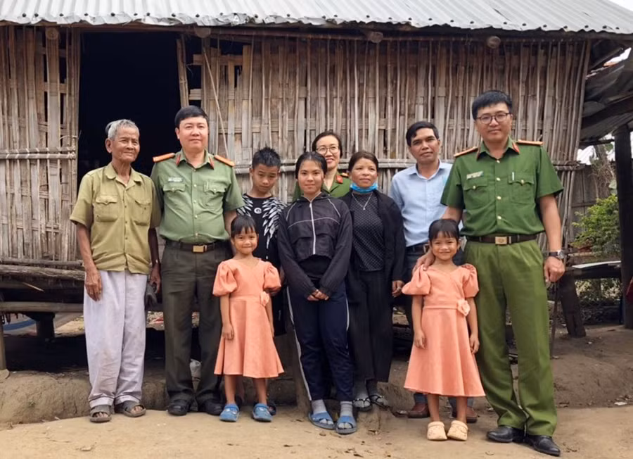 Công an huyện Kbang nhận nuôi cháu Đinh Thị Mai Hà và Đinh Thị Mai Linh. Ảnh: T.D