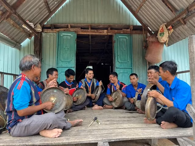 Thanh niên mua chiêng về luyện tập từ nguồn quỹ tự gây. Ảnh: Trần Hiếu