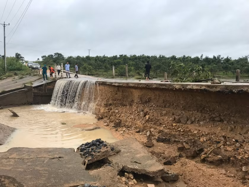 Tăng cường tuyên truyền pháp luật, phổ biến kiến thức, hướng dẫn kỹ năng nhận biết, ứng phó cho người dân, giảm thiểu thiệt hại do sạt lở. Ảnh: Nguyễn Diệp