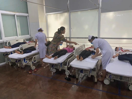 Các em học sinh nhập viện cấp cứu sau khi uống trà sữa