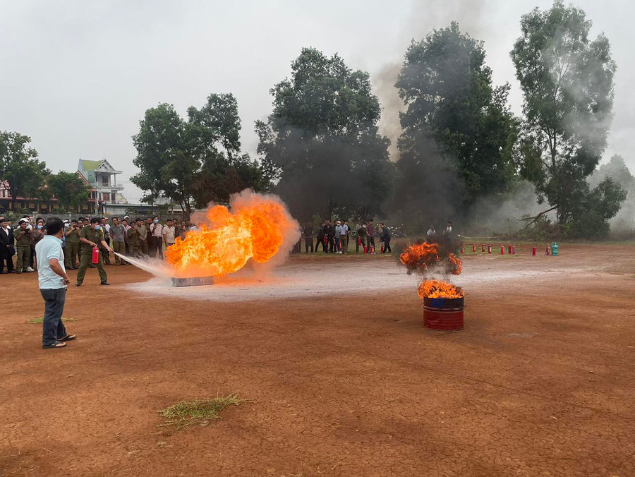 Các học viên thực hành chữa cháy bằng phương tiện chữa cháy tại chỗ. Ảnh: Phương Lộc Các học viên thực hành chữa cháy bằng phương tiện chữa cháy tại chỗ. Ảnh: Phương Lộc