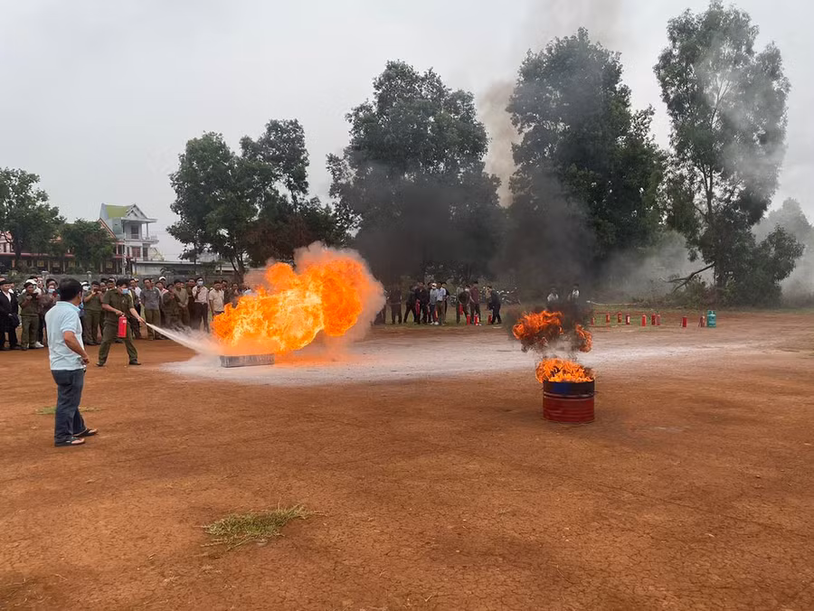 Các học viên thực hành chữa cháy bằng phương tiện chữa cháy tại chỗ. Ảnh: Phương Lộc