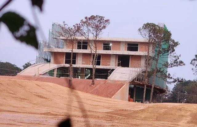 Đến ngày 5.4, đúng 90 ngày UBND TP.Đà Lạt ra quyết định xử phạt Công ty CP Hoàng Gia ĐL, và hết thời hạn khắc phục hậu quả. Ảnh: Lâm Viên