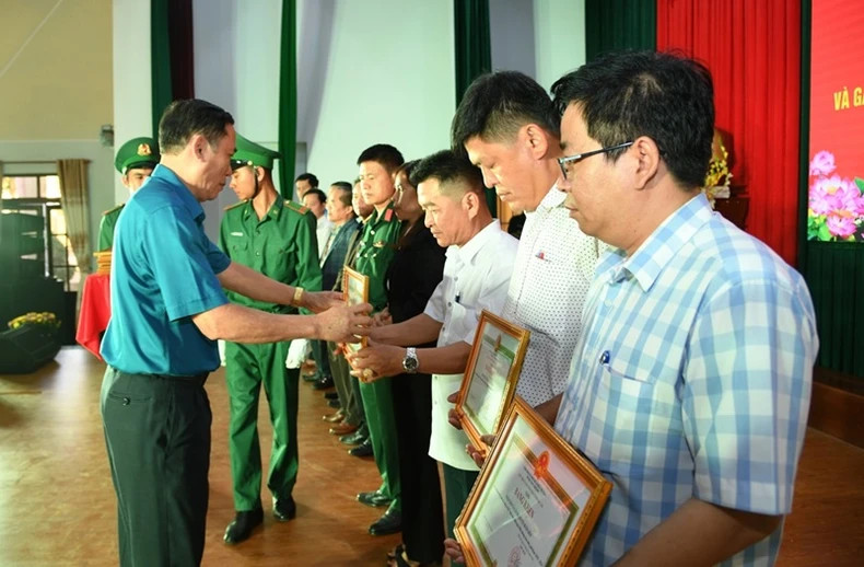 Phó Chủ tịch Ủy ban nhân tỉnh Đắk Lắk Võ Văn Cảnh tặng Bằng khen của Ủy ban nhân dân tỉnh cho các tập thể, cá nhân có thành tích tiêu biểu trong tham gia xây dựng khu vực biên giới vững mạnh giai đoạn 2019-2024.