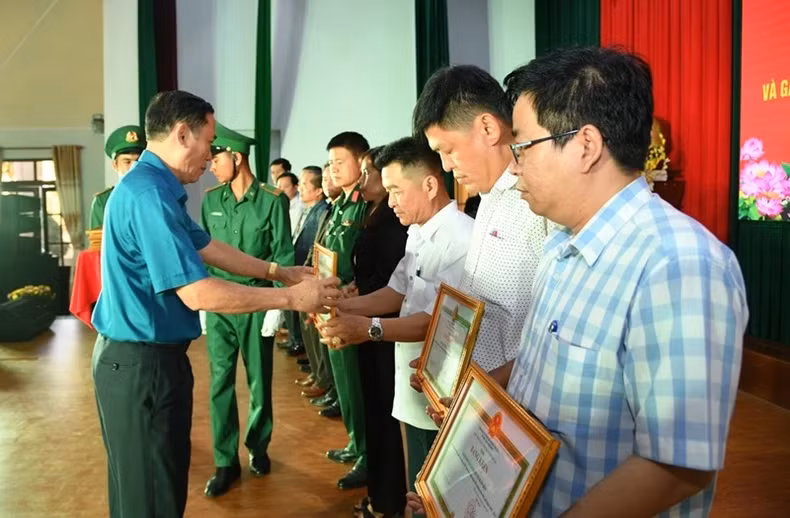 Phó Chủ tịch Ủy ban nhân tỉnh Đắk Lắk Võ Văn Cảnh tặng Bằng khen của Ủy ban nhân dân tỉnh cho các tập thể, cá nhân có thành tích tiêu biểu trong tham gia xây dựng khu vực biên giới vững mạnh giai đoạn 2019-2024.