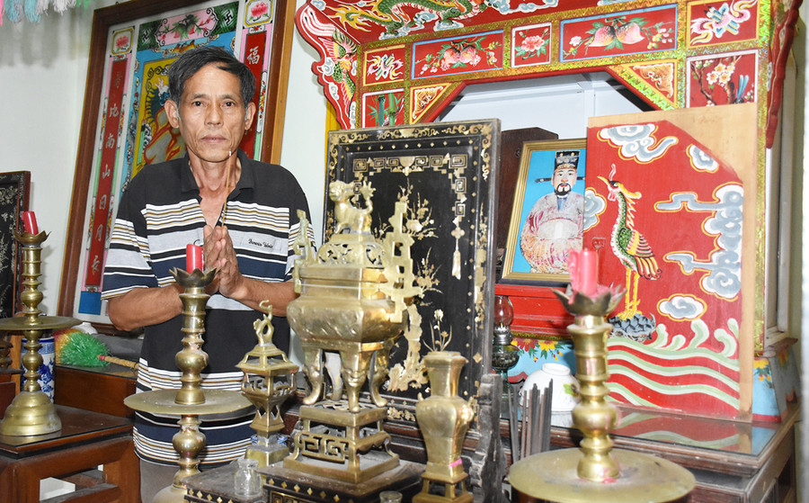 Ông Nguyễn Việt Quang, hậu duệ đời thứ 13 của Tiền quân Nguyễn Văn Thành trước bàn thờ tổ tiên. Ảnh: N.T