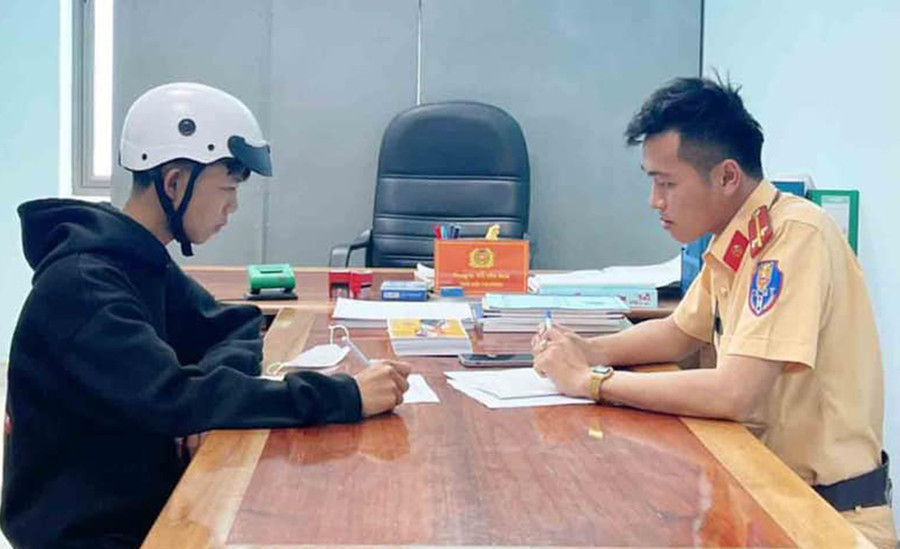 Công an thị xã An Khê lập biên bản đối với trường hợp không đủ điều kiện điều khiển phương tiện tham gia giao thông. Ảnh: Hạ Vy