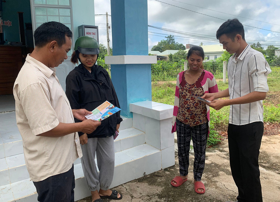 Cán bộ xã Ia Sao tuyên truyền, vận động người dân thay đổi nếp nghĩ, cách làm để vươn lên thoát nghèo. Ảnh: V.C