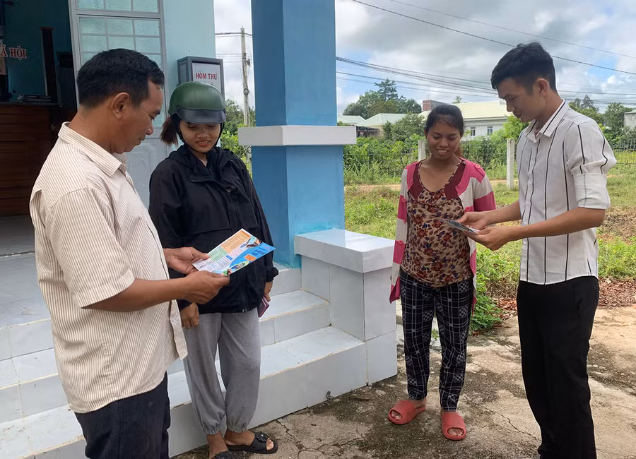 Cán bộ xã Ia Sao tuyên truyền, vận động người dân thay đổi nếp nghĩ, cách làm để vươn lên thoát nghèo. Ảnh: V.C