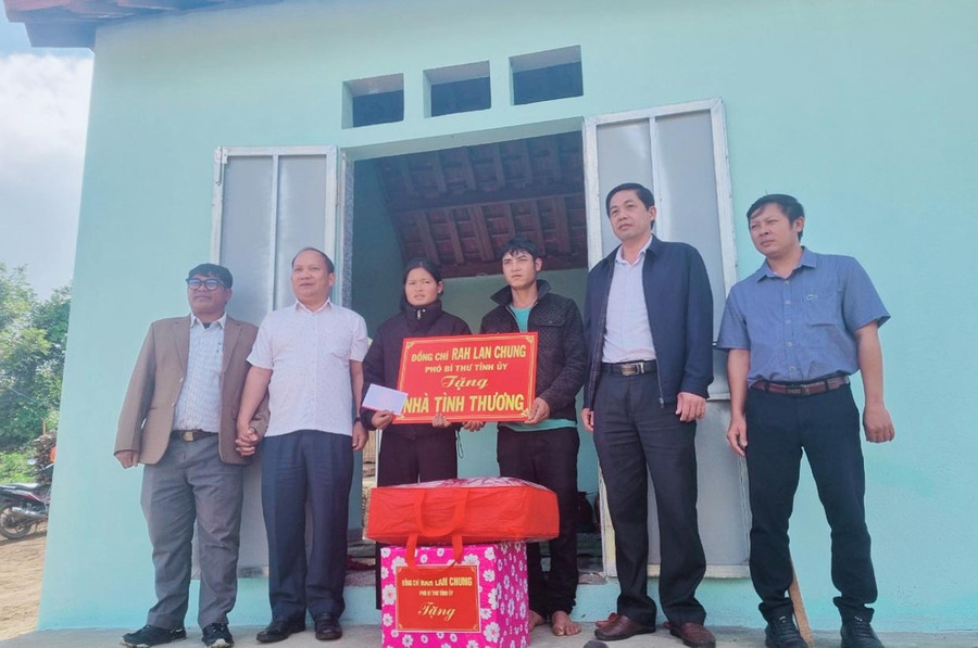 Phó Bí thư Tỉnh ủy Rah Lan Chung (thứ 2 từ trái sang) tặng Nhà tình thương cho hộ nghèo tại xã Sơn Lang. Ảnh: Hồng Hạnh