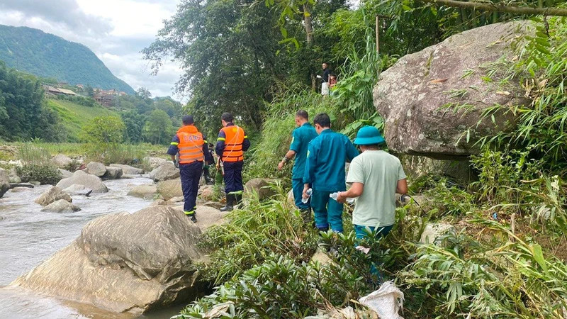 Cơ quan chức năng tìm kiếm 2 cháu bé bị mất tích tại Sa Pa. (Ảnh: Báo Tài nguyên và Môi trường)