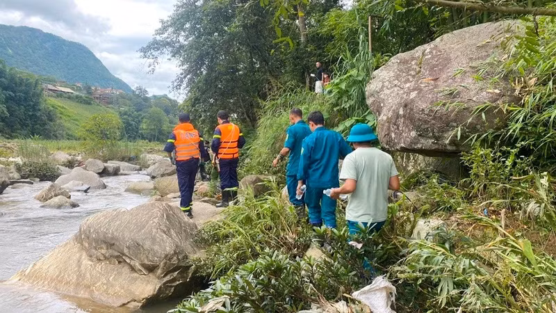 Cơ quan chức năng tìm kiếm 2 cháu bé bị mất tích tại Sa Pa. (Ảnh: Báo Tài nguyên và Môi trường) Cơ quan chức năng tìm kiếm 2 cháu bé bị mất tích tại Sa Pa. (Ảnh: Báo Tài nguyên và Môi trường)