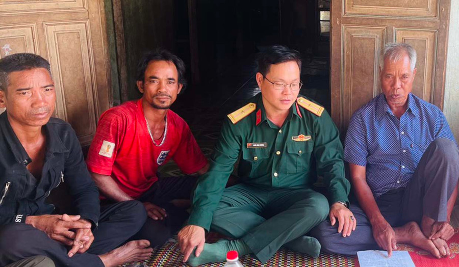 Già làng Nay Yông (bìa phải) vận động người dân hiến đất sản xuất để xây dựng thao trường ở khu vực làng Ngăng, xã Chư Don, huyện Chư Pưh. Ảnh: N.Q